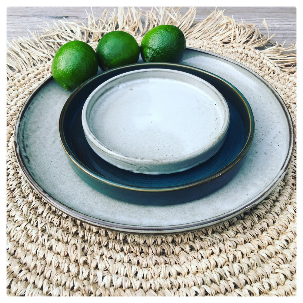 Natural raffia round placemat with fringe